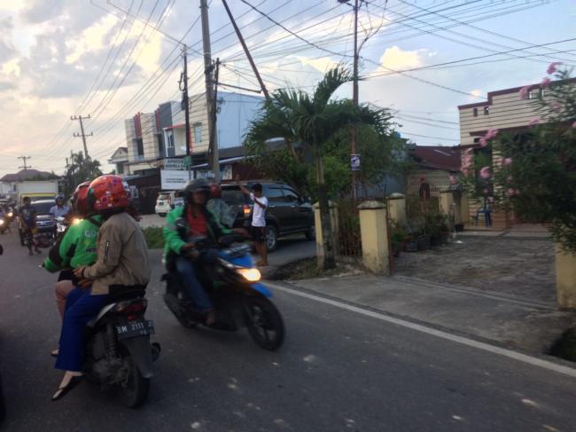 Kehadiran Pak Ogah mendapatkan Respon yang mengejutkan dari Pengguna jalan 